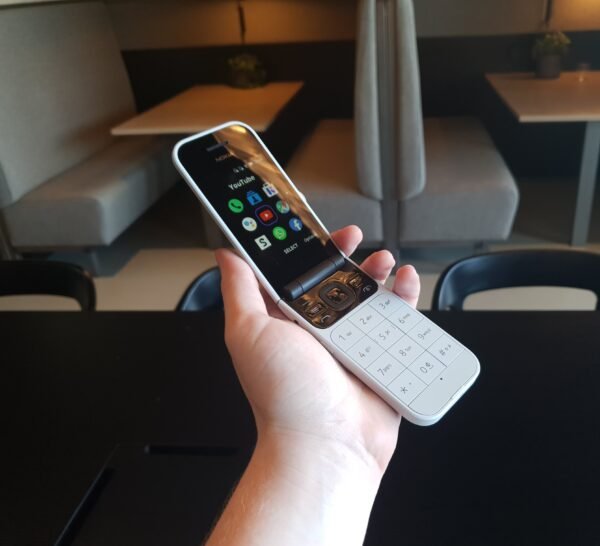 Nokia 2720 Folding Mobile - Image 7